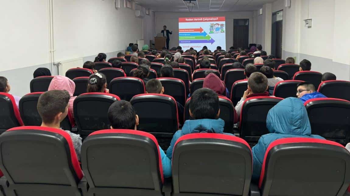 Okul Rehberlik Servisi öğrencilerimize bursluluk sınavı ve verimli ders çalışma teknikleri hakkında seminer verdi.