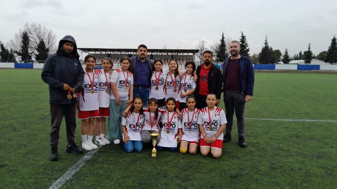 Küçük Kızlar Futbol Turnuvasında Okulumuz İl Şampiyonu Oldu